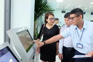 Thu Duc City officials assist citizens and businesses in accessing information via digital platforms. (Photo: SGGP)